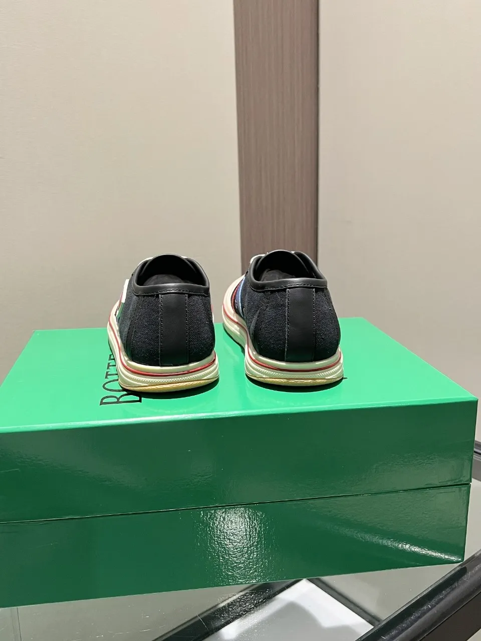 p518🐮🐮Bottega Veneta BV's latest Eliot series, retro basketball shoes, casual sports canvas shoes, become gods when they are launched! [Celebration] [Celebration] A 1:1 copy of the original version, [Fireworks] original material, [Fireworks] original color system, inspired by retro basketball sneakers, the color combination highlights youthful vitality, and perfectly interprets the theme of youth and childlike innocence. The details are also very particular. The summer canvas brings excellent durability and comfort. Designs such as calfskin trim, rubber toe caps and hand-painted retro red lines are full of retro feel. The round toe and convex sole add a modern feel and are suitable for various styles. Easily create a fashionable atmosphere. The upper foot is the focus...can be worn as a couple's shoes...each shoe has more taste and attitude! Fabric: Original customized high-density canvas + cowhide Lining: Original customized breathable canvas Insole: movable latex cowhide insole. Sole: original molded non-slip and wear-resistant TPU material. Sole thickness: 3cm. Size: women's size 35#-40#, men's size 39#-45#.